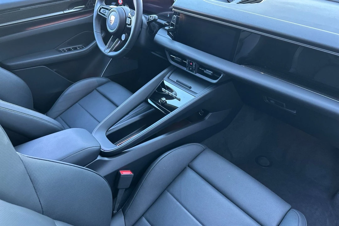 2025 Porsche Macan Electric - Image 18 of 21