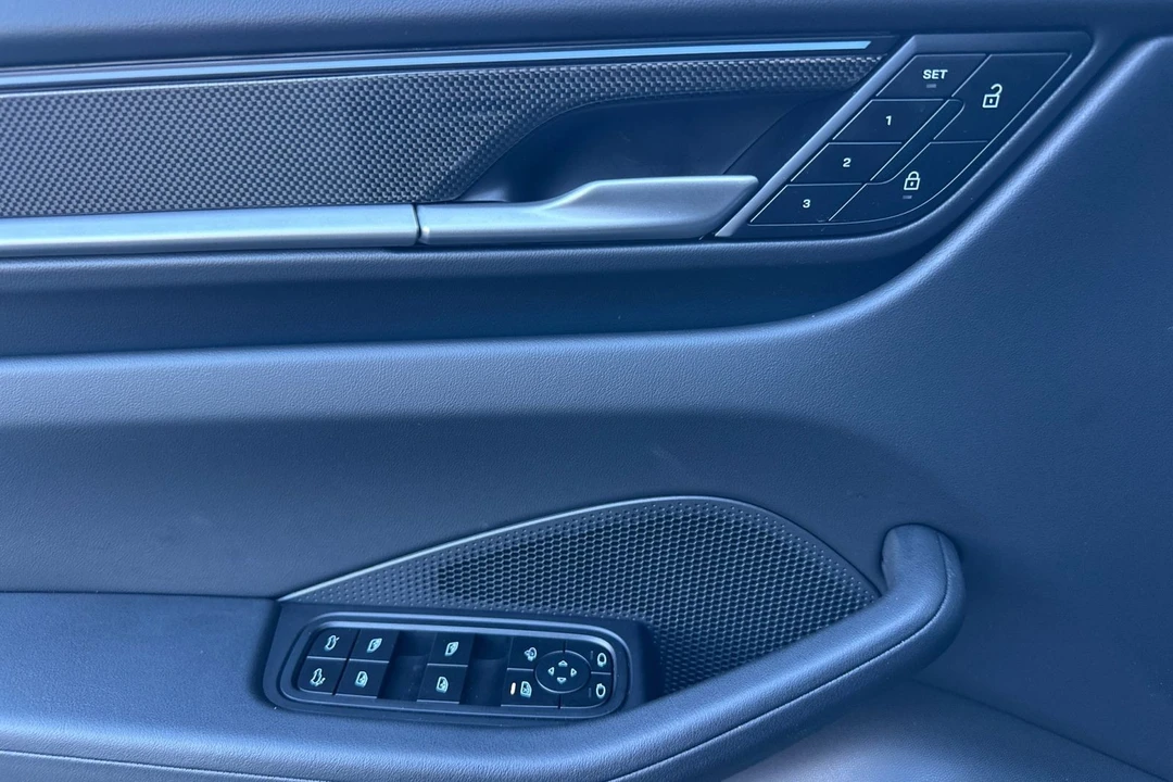 2025 Porsche Macan Electric - Image 12 of 21