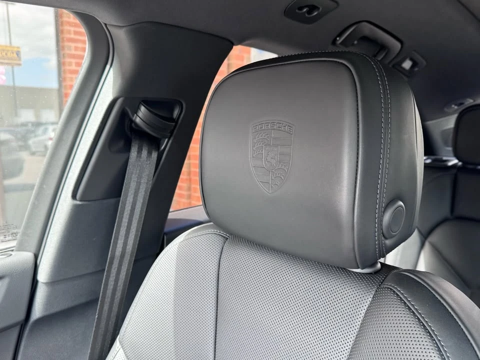 2025 Porsche Macan Electric - Image 8 of 17