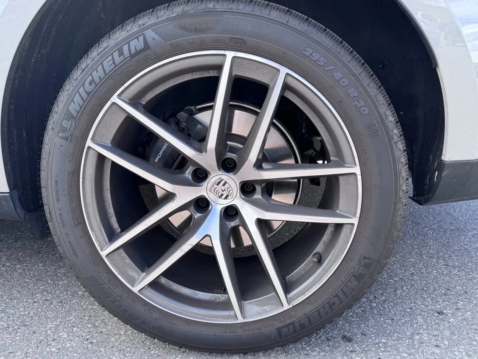 2025 Porsche Macan Electric - Image 12 of 17