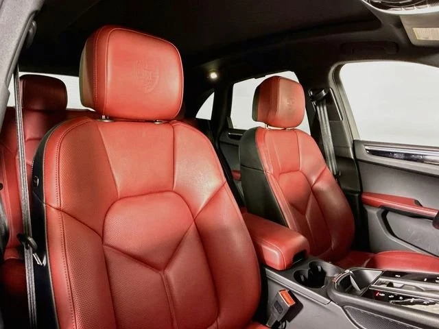 2025 Porsche Macan Electric - Image 18 of 20