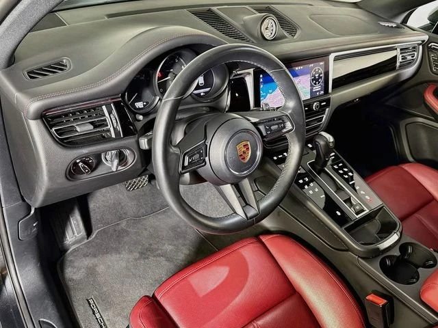 2025 Porsche Macan Electric - Image 4 of 20