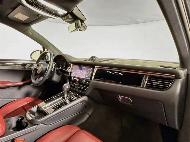 2025 Porsche Macan Electric - Image 17 of 20