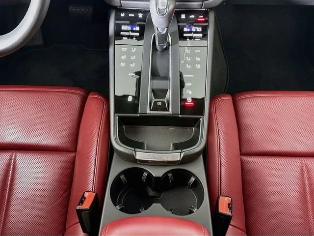 2025 Porsche Macan Electric - Image 16 of 20