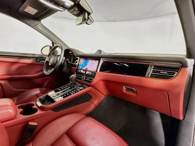 2025 Porsche Macan - Image 17 of 20