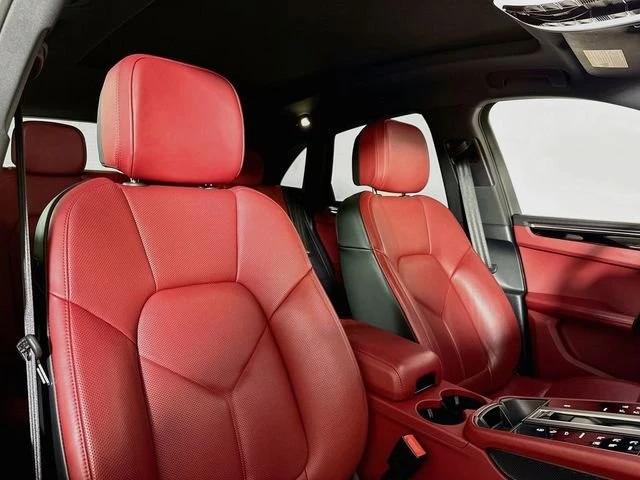 2025 Porsche Macan - Image 18 of 20