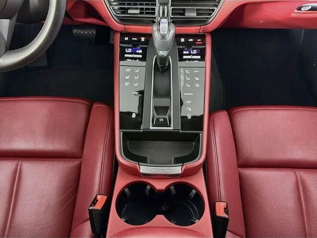 2025 Porsche Macan - Image 16 of 20