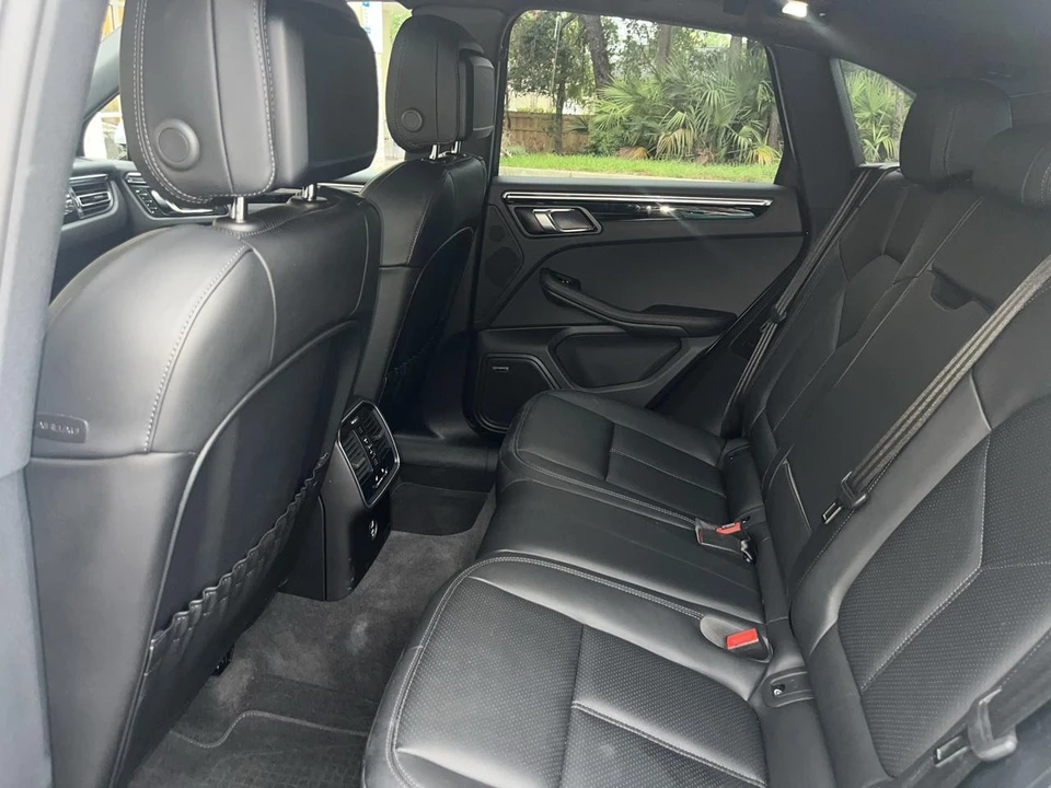 2025 Porsche Macan - Image 25 of 31