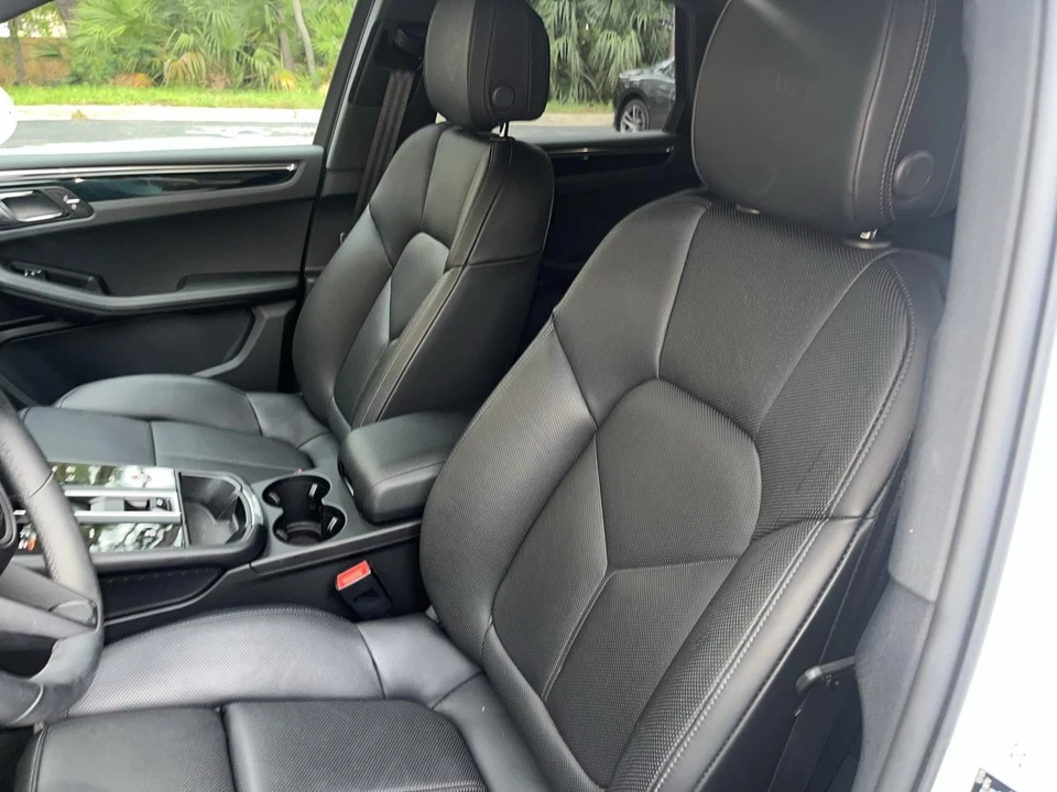 2025 Porsche Macan - Image 20 of 31