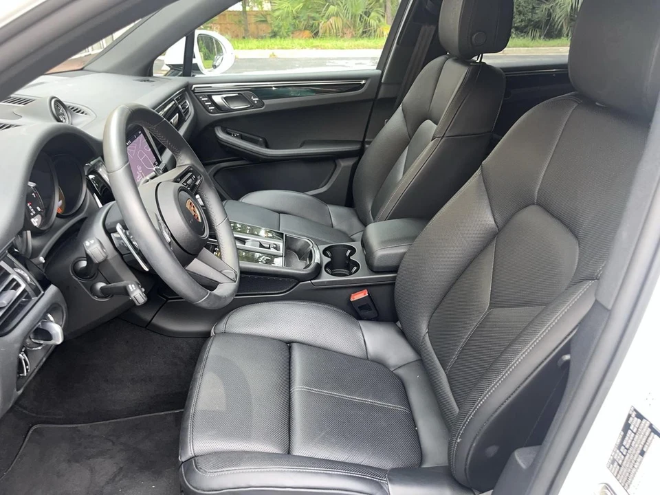 2025 Porsche Macan - Image 19 of 31