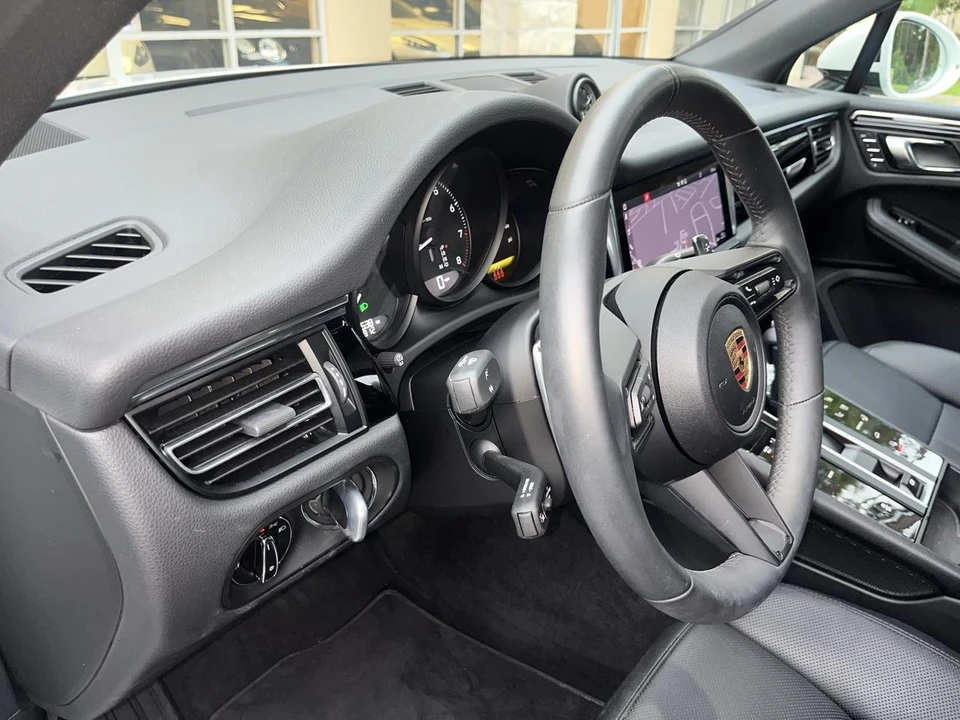 2025 Porsche Macan - Image 17 of 31