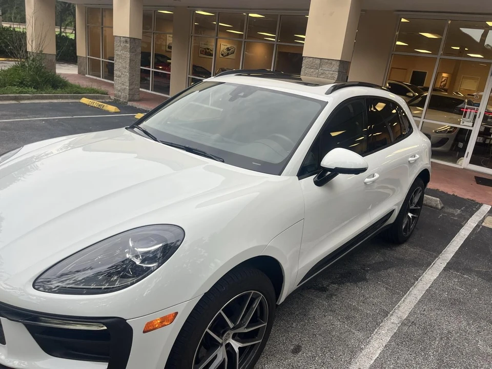 2025 Porsche Macan - Image 12 of 31