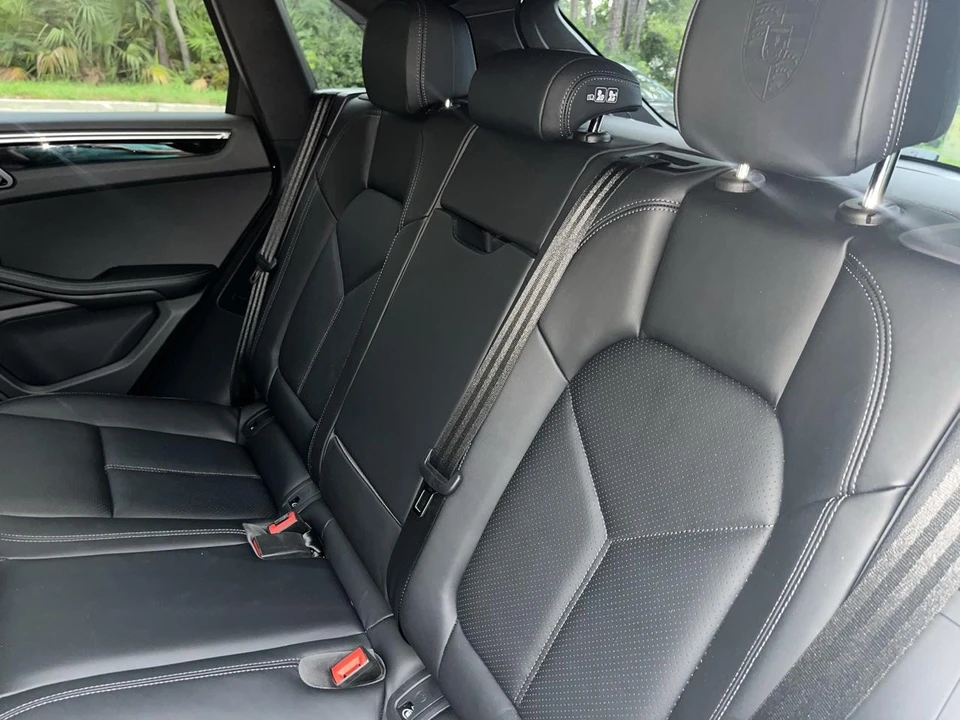 2025 Porsche Macan - Image 26 of 31