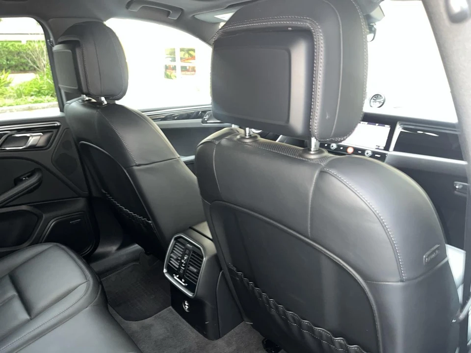 2025 Porsche Macan - Image 29 of 31