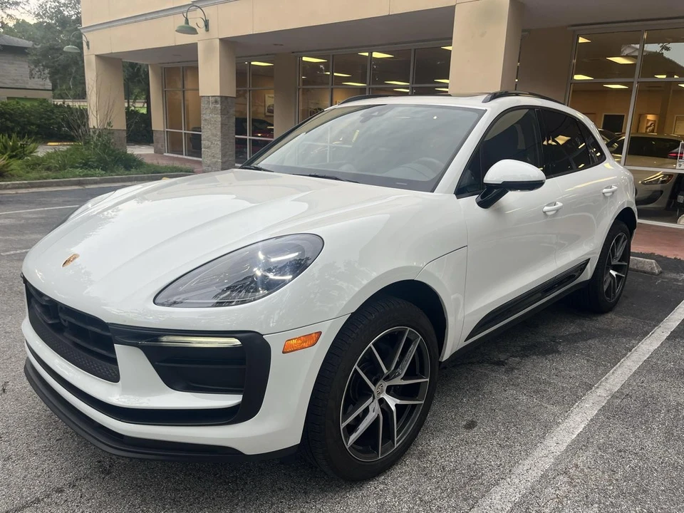 2025 Porsche Macan - Image 11 of 31