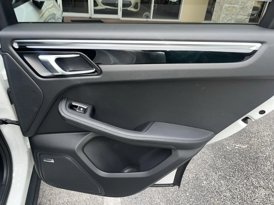2025 Porsche Macan - Image 28 of 31
