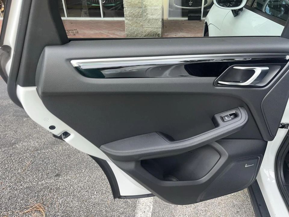 2025 Porsche Macan - Image 23 of 31