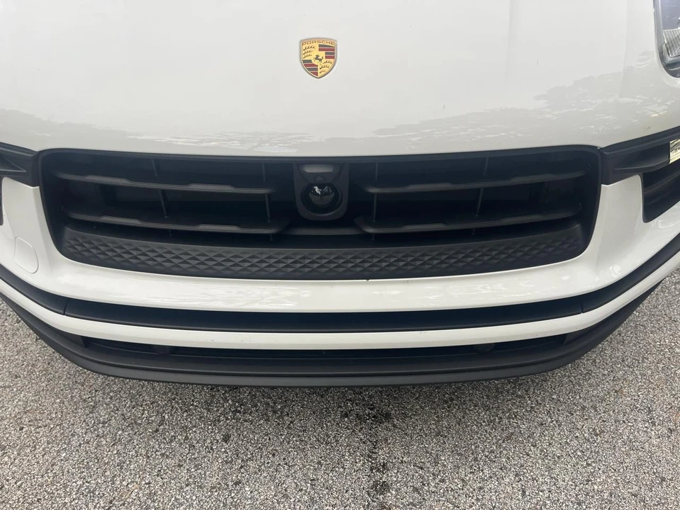 2025 Porsche Macan - Image 15 of 31