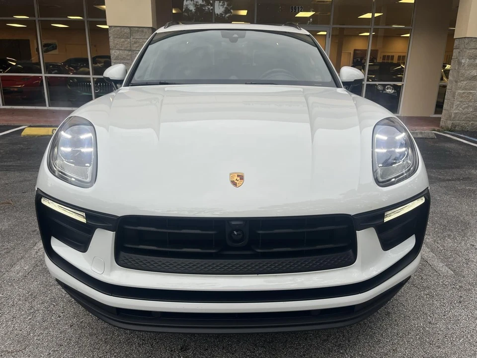 2025 Porsche Macan - Image 13 of 31