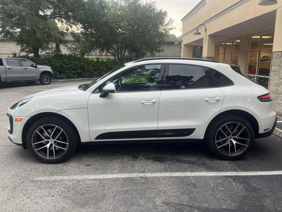 2025 Porsche Macan - Image 10 of 31