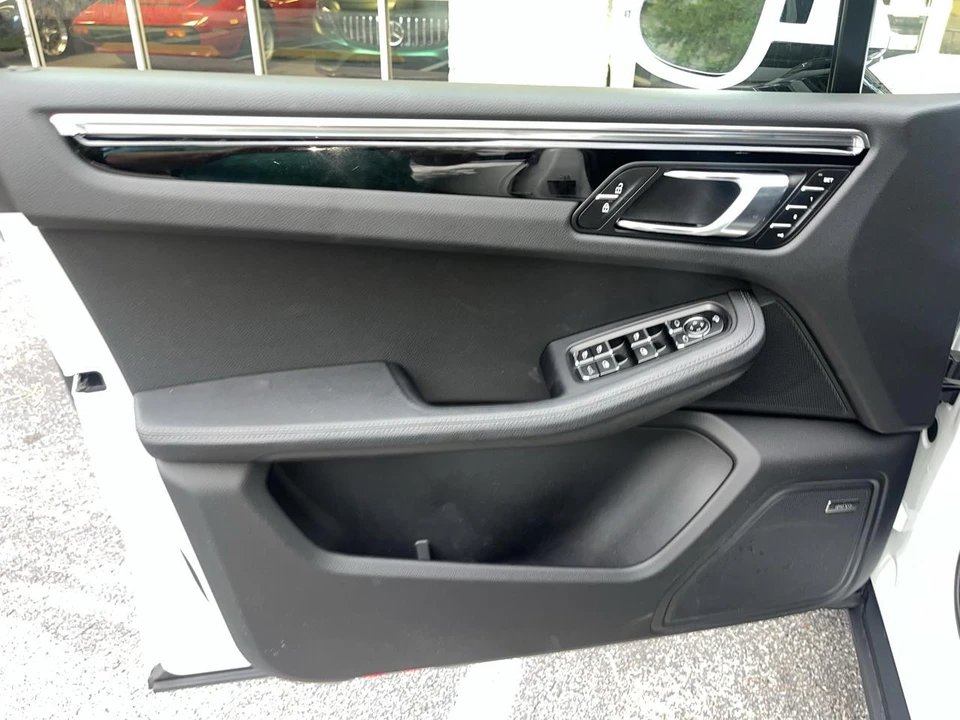 2025 Porsche Macan - Image 16 of 31