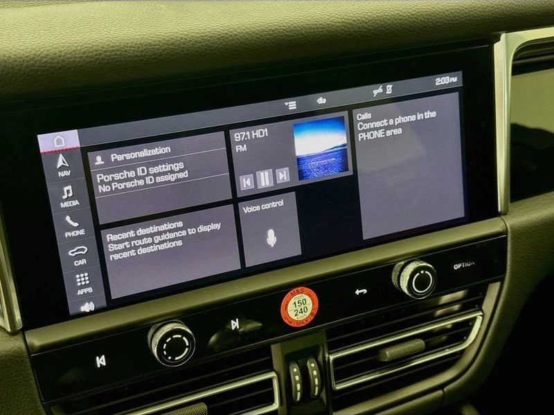2025 Porsche Macan - Image 18 of 20