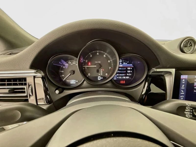 2025 Porsche Macan - Image 16 of 20