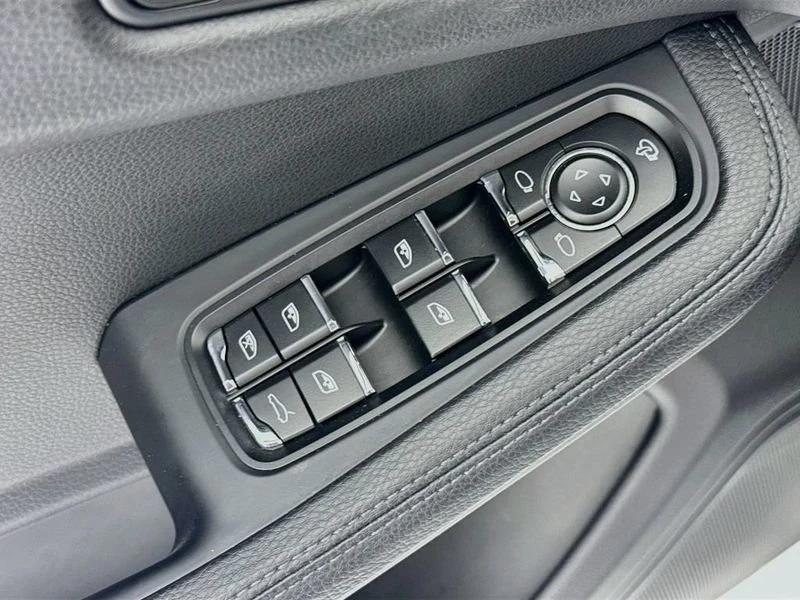2025 Porsche Macan - Image 11 of 20