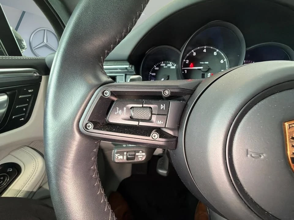 2025 Porsche Macan Electric - Image 16 of 20