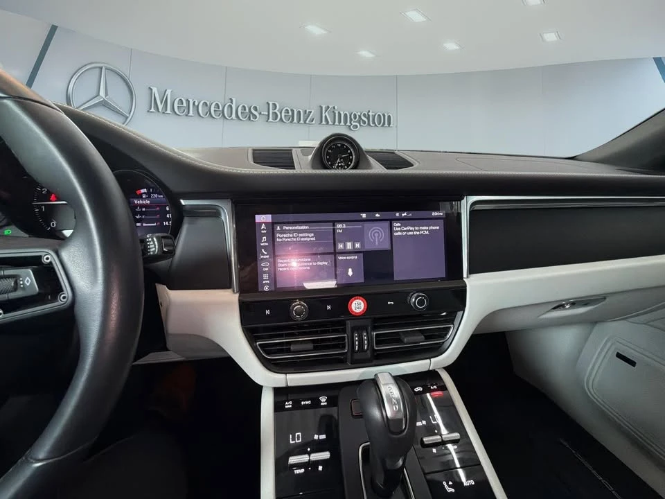 2025 Porsche Macan Electric - Image 18 of 20