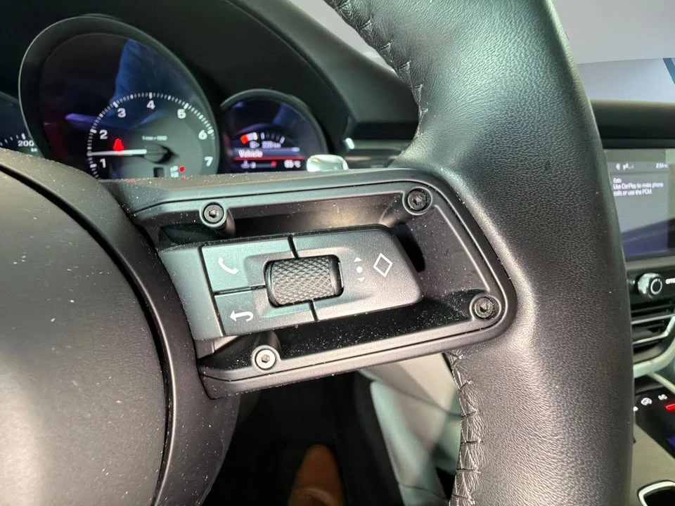 2025 Porsche Macan Electric - Image 17 of 20