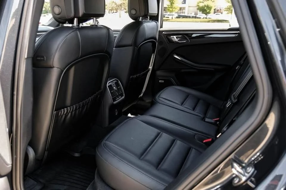 2025 Porsche Macan - Image 18 of 20