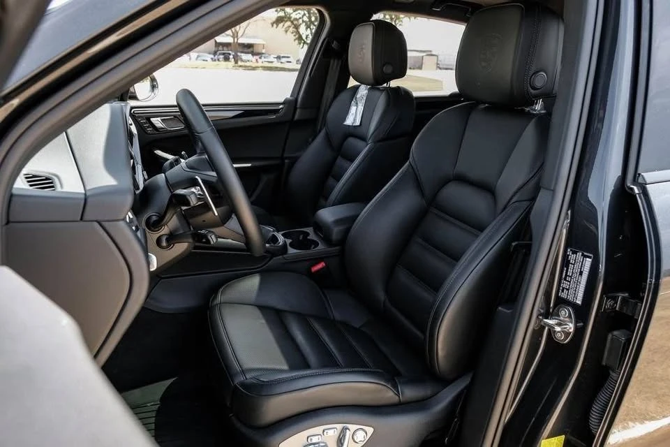 2025 Porsche Macan - Image 13 of 20