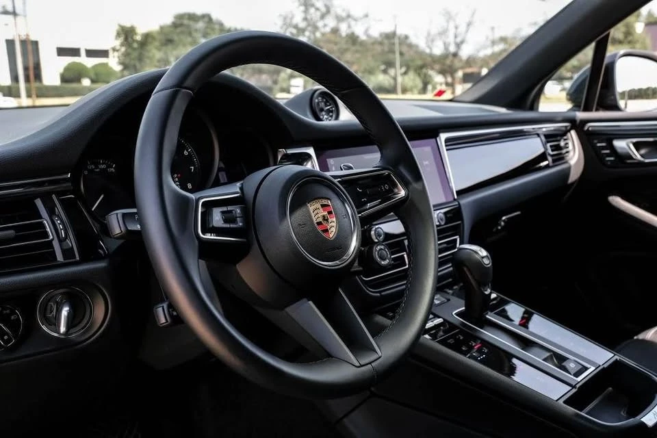 2025 Porsche Macan - Image 8 of 20