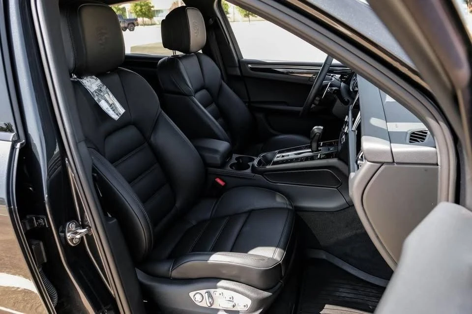 2025 Porsche Macan - Image 15 of 20