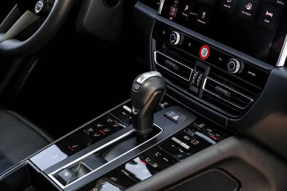 2025 Porsche Macan - Image 11 of 20