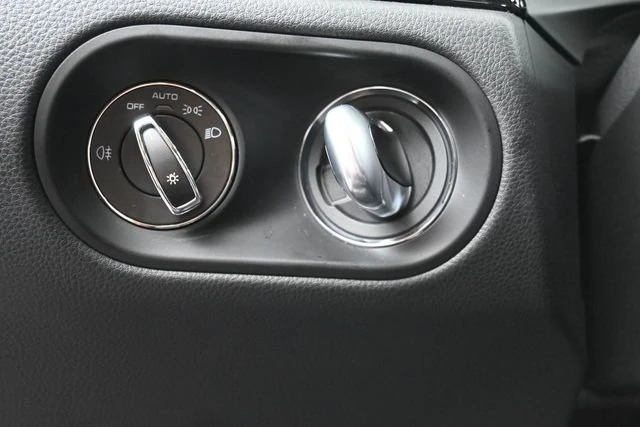 2025 Porsche Macan - Image 16 of 20