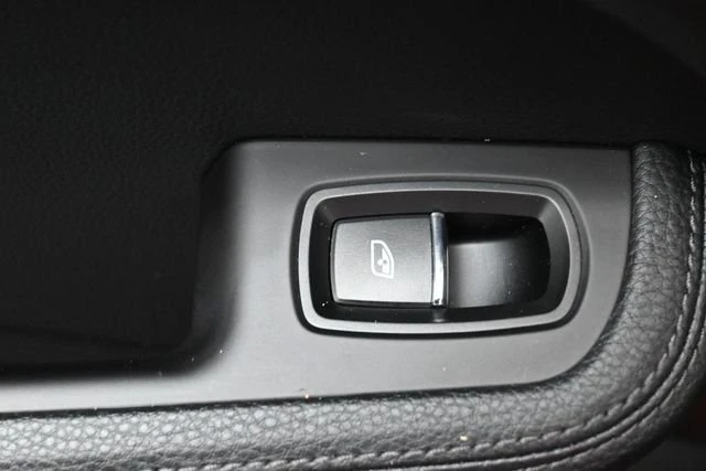 2025 Porsche Macan - Image 10 of 20