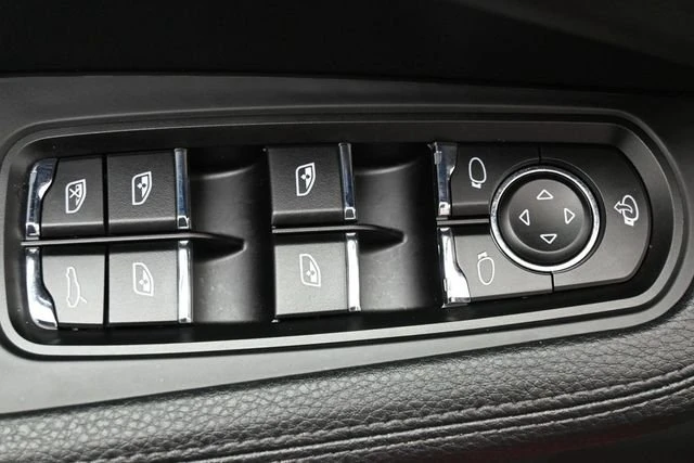2025 Porsche Macan - Image 14 of 20