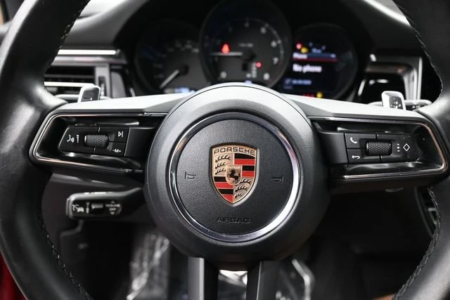 2025 Porsche Macan - Image 18 of 20