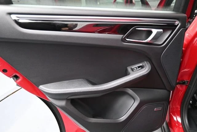 2025 Porsche Macan - Image 9 of 20
