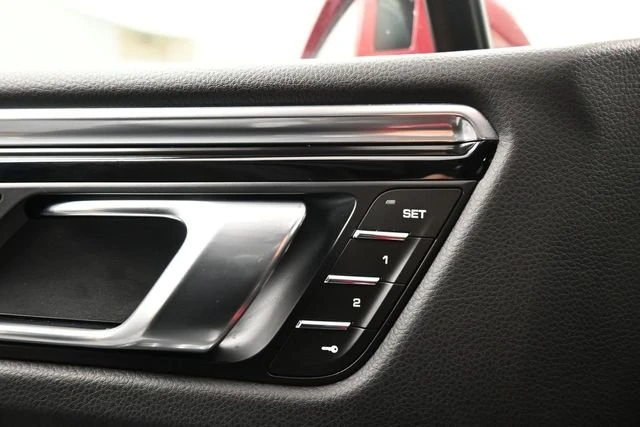 2025 Porsche Macan - Image 15 of 20