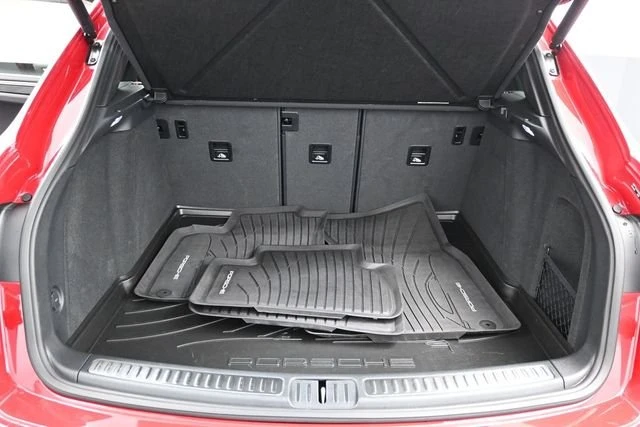 2025 Porsche Macan - Image 12 of 20