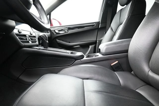 2025 Porsche Macan - Image 17 of 20