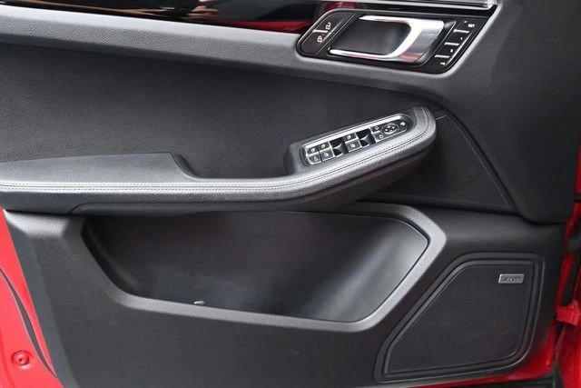 2025 Porsche Macan - Image 13 of 20