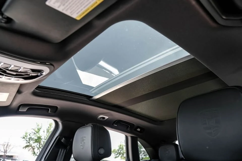 2025 Porsche Macan - Image 4 of 7
