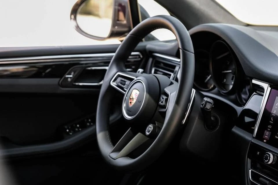 2025 Porsche Macan - Image 15 of 15
