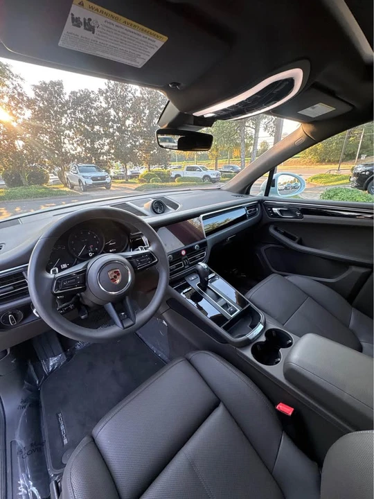 2025 Porsche Macan - Image 6 of 7