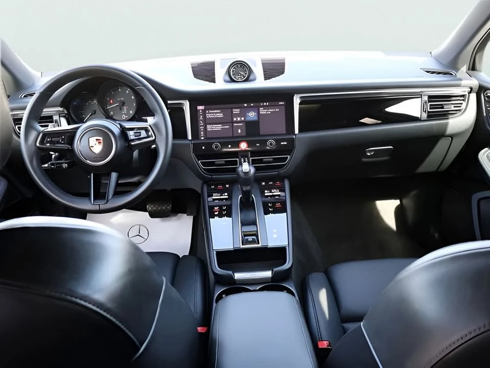 2025 Porsche Macan - Image 19 of 20