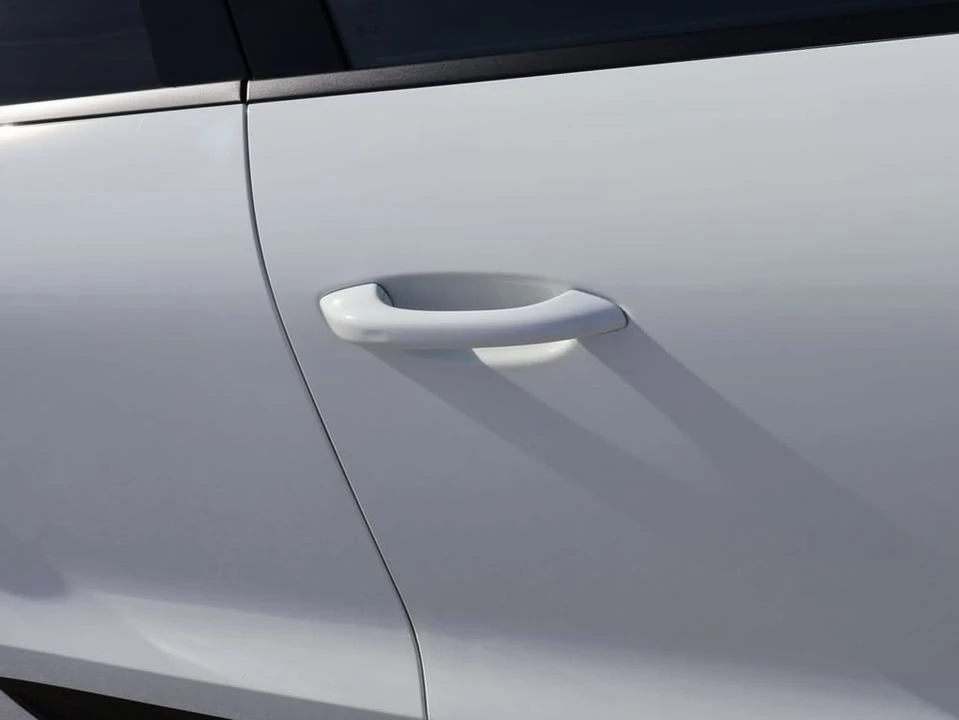 2025 Porsche Macan - Image 16 of 20